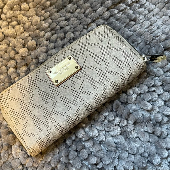 Michael Kors Monogram wallet. - Picture 4 of 7